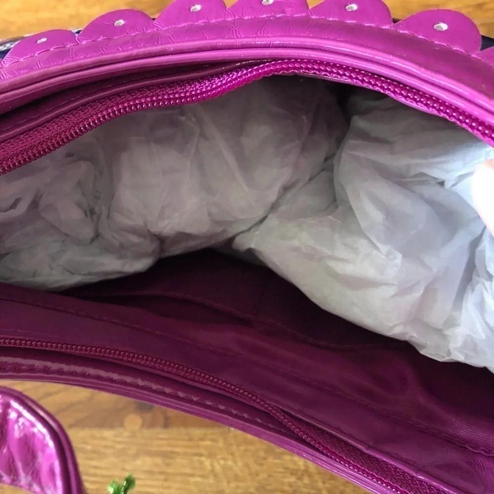 Vera Bradley Hotsy Totsy Hobo in boysenberry print (tiny Flaw)